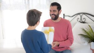 Offrir un couteau à son fils