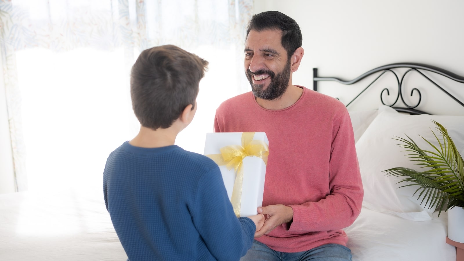 Offrir un couteau à son fils