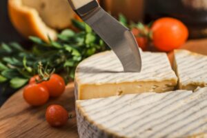 Différence entre lame lisse dentelée et perforée pour fromage