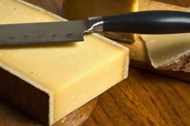 Pourquoi les lames sont elles perforées pour les fromages mous